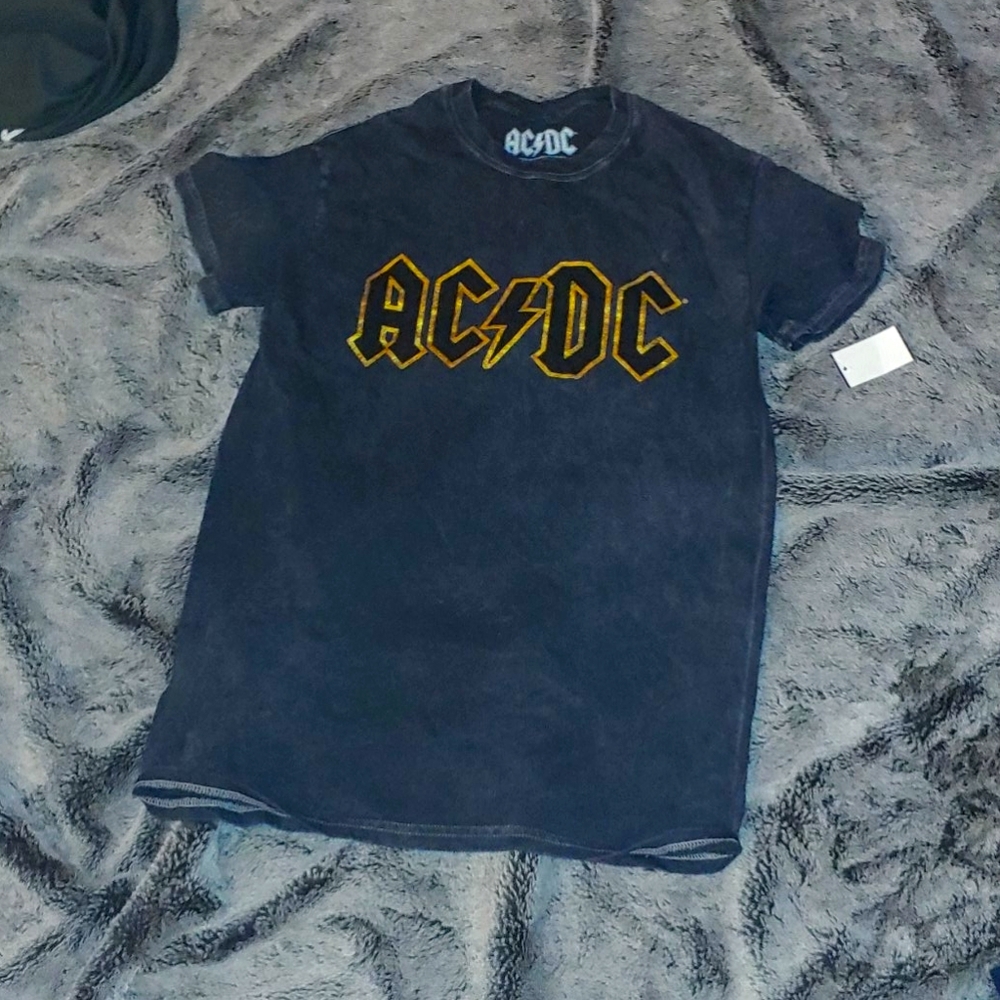 NWT AC/DC TEE. NO SMOKING/NO PET HOME.